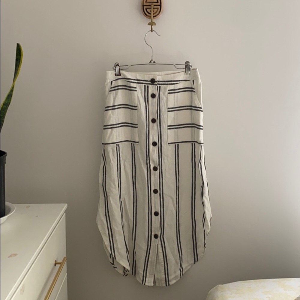 Linen stripped skirt.